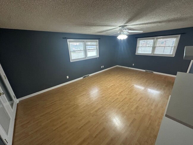 Building Photo - For Lease - 3 bed, 2 bath, 2505 SqFt Singl...