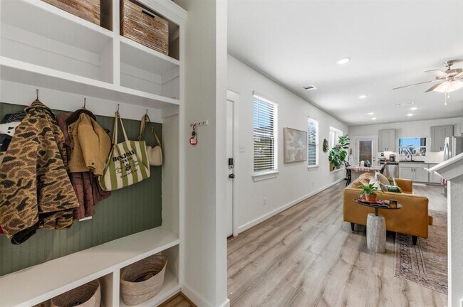 Building Photo - 159 Threshing Rd