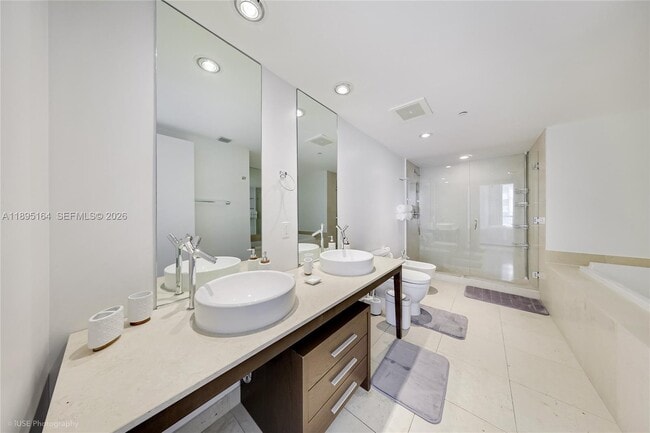 Building Photo - 495 Brickell Ave