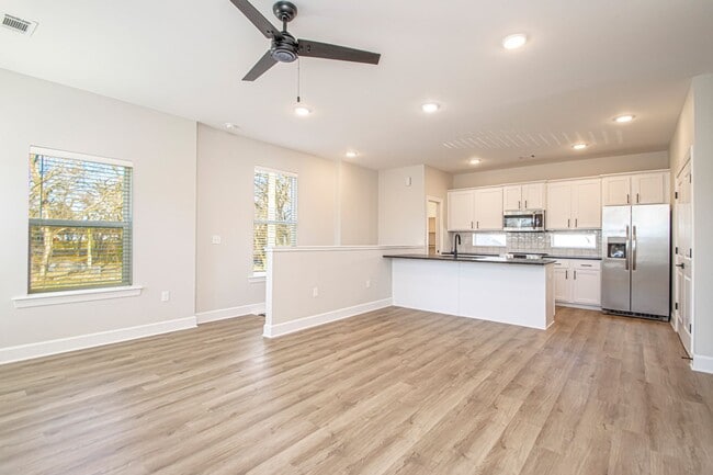 Building Photo - 2 Bed 2 Bath 2 Car Garage Townhome in Rock...