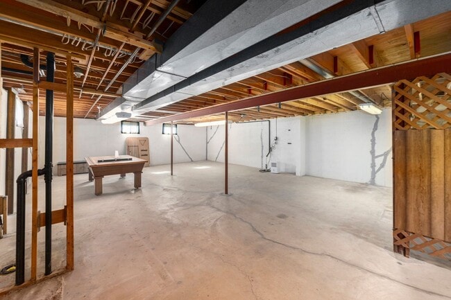 Building Photo - Charming 3 Bed 2.5 Bath Raised Ranch
