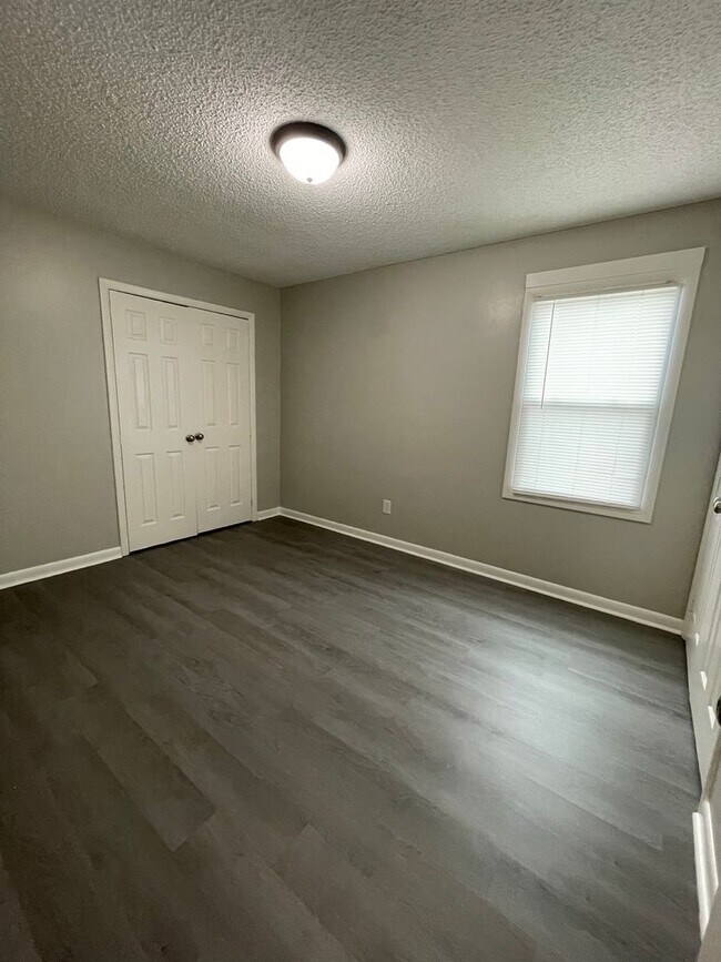 Building Photo - City Walk Apartments!