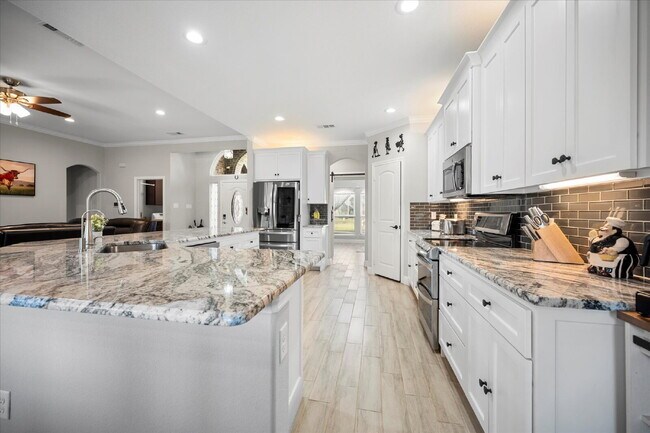 Building Photo - Stunning 3-bedroom, 2-bathroom home on an ...