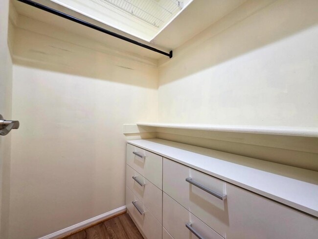 Building Photo - 7758 New Providence Dr