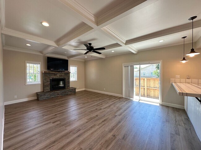 Building Photo - 4 Bedroom Home on Half Acre Lot