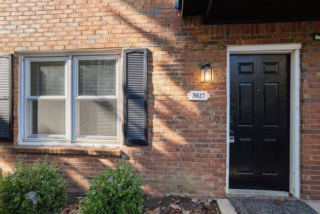Building Photo - Renovated End Unit Townhome in Snellville!