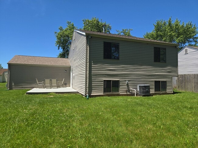 Building Photo - 235 Meadow Glen Dr