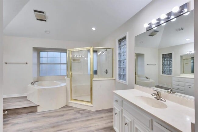 Building Photo - 2120 Wychwood Dr