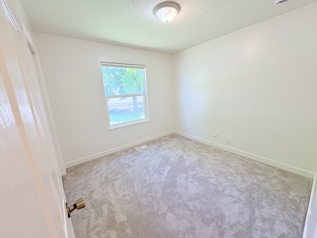 Building Photo - 1616 S 400 W St