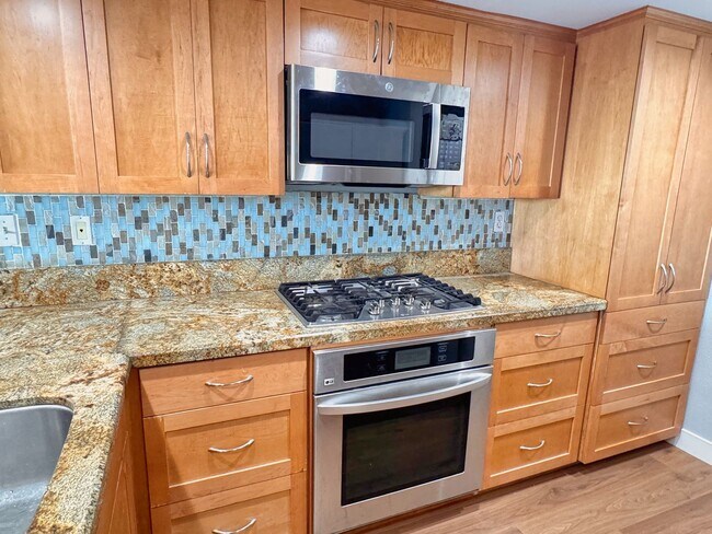 Building Photo - Well Kept 2BD Condo with Sunset Views