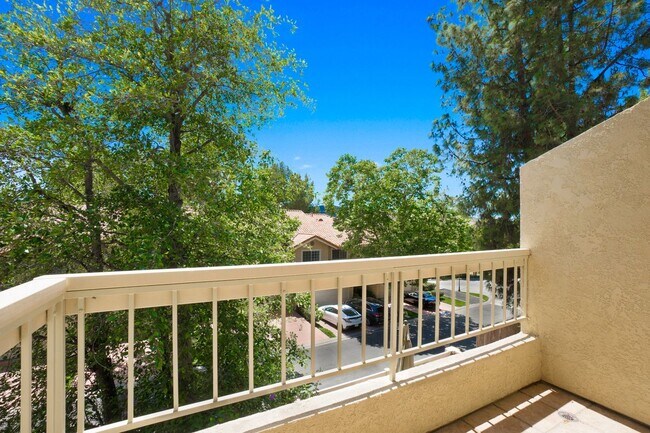 Building Photo - 3055 E Hillcrest Dr