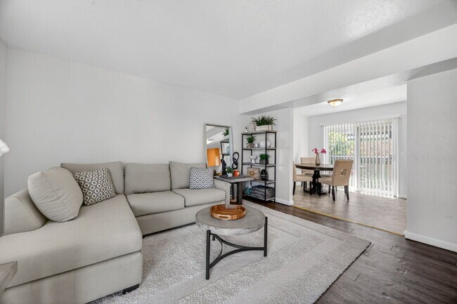 Building Photo - Remodeled 2-Bedroom Gem Near Sac City College