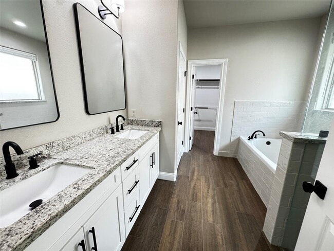 Building Photo - 10430 Dominion Ranch Dr