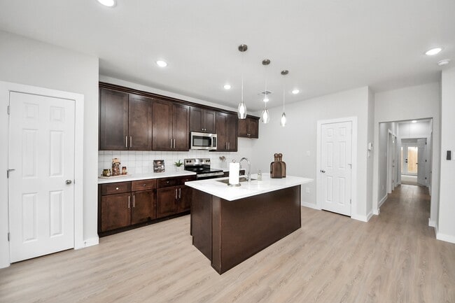 Building Photo - 5205 Kenilwood Dr