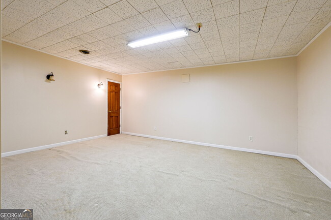 Building Photo - 5140 Lakewood Dr