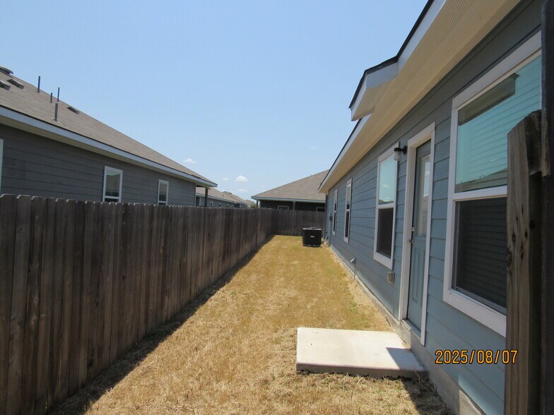 Building Photo - 619 Heathers Way