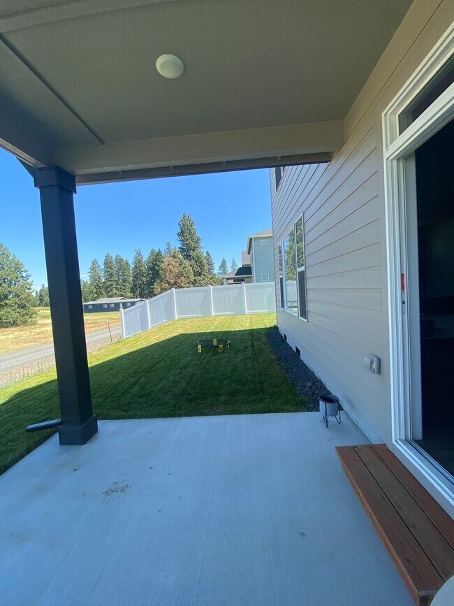 Building Photo - Beautiful 3-Bedroom Home with Covered Rear...