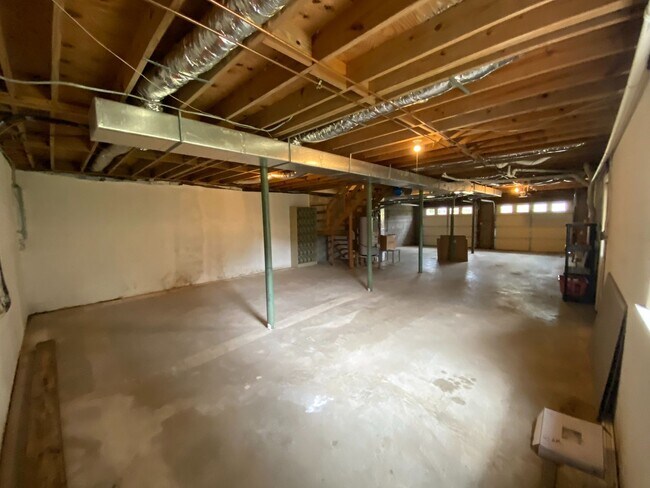 Building Photo - 221 Ridgewood Dr