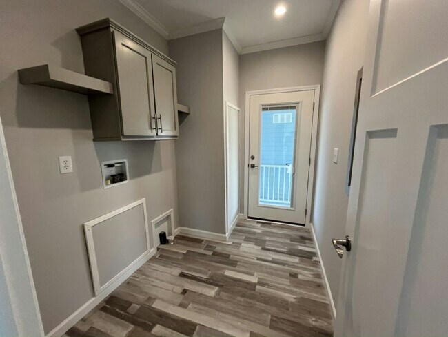 Building Photo - 813 Avanti Way Blvd