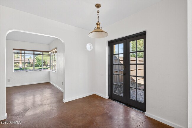 Building Photo - 901 W Willetta St