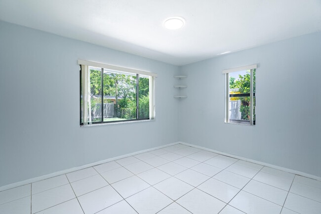 Building Photo - 6113 Royal Palm Blvd
