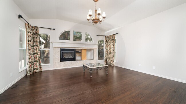 Building Photo - Gorgeous Rancher Located in University Bluffs