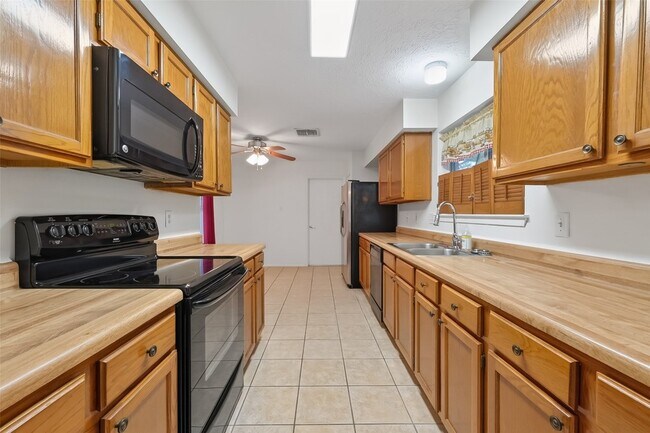 Building Photo - 21623 Crescent Heights St