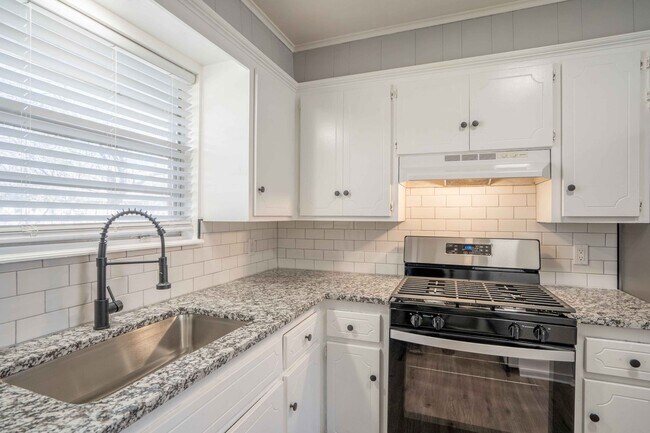 Building Photo - 3 Bedroom Broken Arrow Home, Available for an immediate move in!