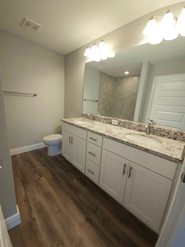 Building Photo - 7244 N Glenridge Cir