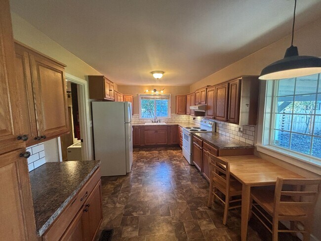 Building Photo - Charming 3 Bedroom 1 Bath single story home, with large yard