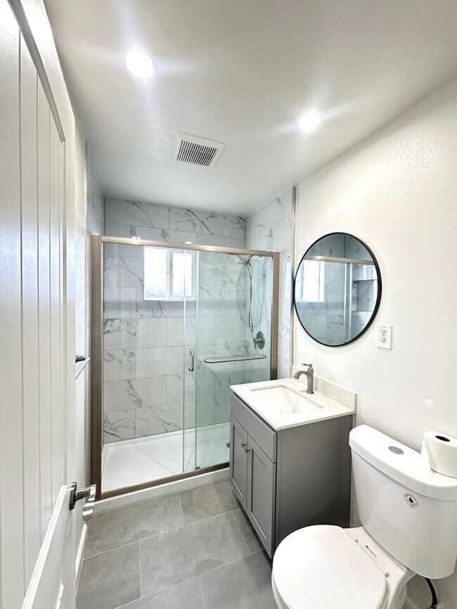 Building Photo - Ready For Move in~ 2BEDS/1BATH HOUSE FOR RENT W/Laundry Hook-Ups!