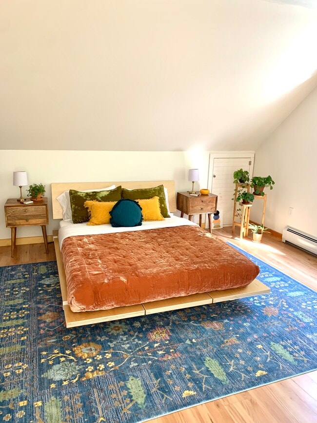 Furnished- bed nook - 131 Lakeside Dr