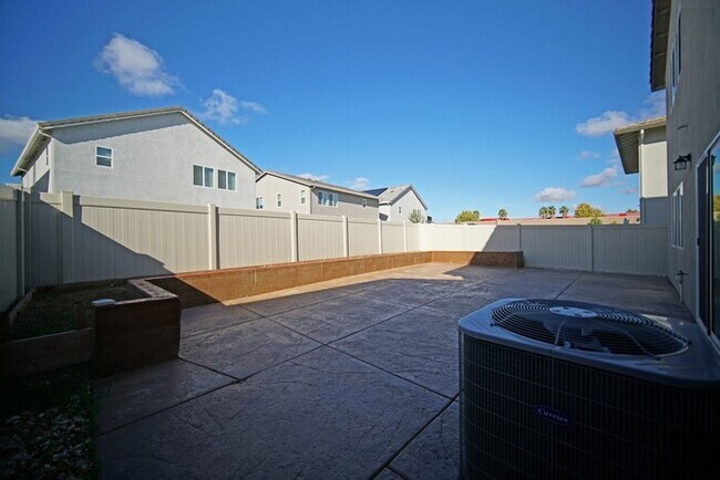 Building Photo - Beautiful 4 Bedroom PLUS office / den in Natomas!