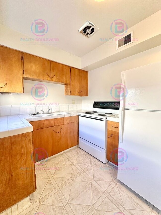 Building Photo - Delightful One-Bedroom + Office Near Idlew...