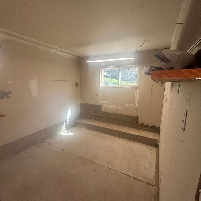 Building Photo - Beautiful Lake Wildwood Home with private back yard.