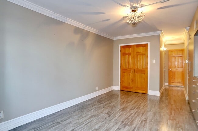 Building Photo - 225 St Pauls Ave