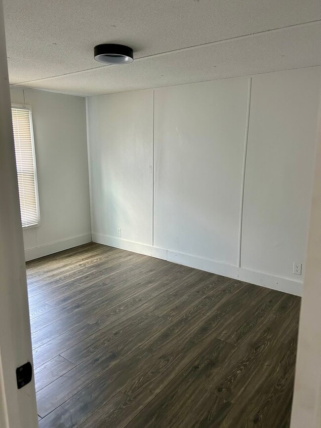 Building Photo - 2 Bed 1 Bath Mobile Home on large lot