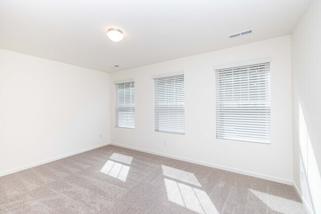 Building Photo - 3 Bedroom Townhome Main Street Pineville - MOVE IN SPECIAL