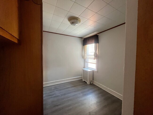 Building Photo - PHA only 3 bedroom, 1 bathroom house