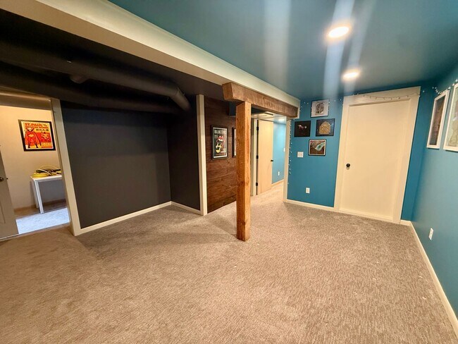 Building Photo - Stunning 3 Bed / 2 Bath Home on 10th Street!