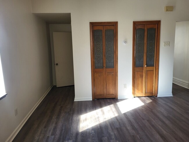 Building Photo - 4 bedroom 2 bath in Mt Washington! Available now!