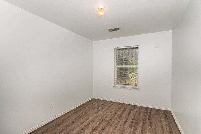 Building Photo - Comfort and Convenience of 3BD/2BA Duplex in Fort Worth!