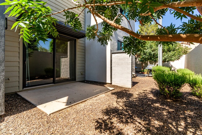 Building Photo - 165 E Lexington Ave