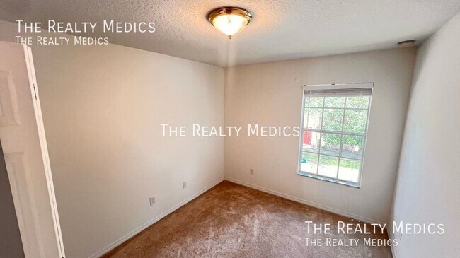Building Photo - 3658 Oakdale Cir