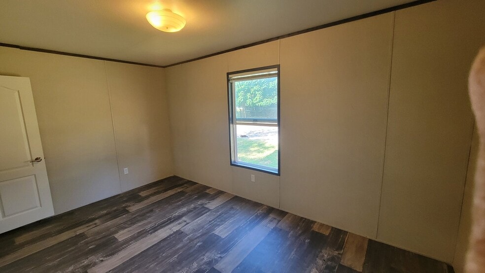 Building Photo - 5527 Lake View Dr
