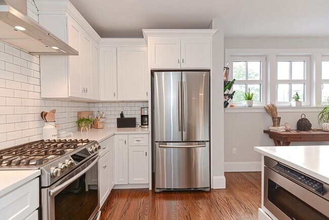 Building Photo - 52R River St