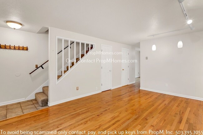 Building Photo - Charming Two Bedroom Condo with Close Access to I-5 - DEPOSIT SPECIAL