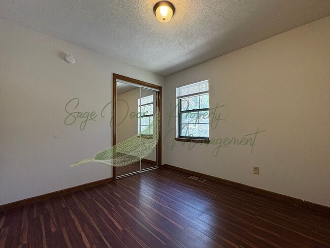 Building Photo - 500 SE Sherri Ln