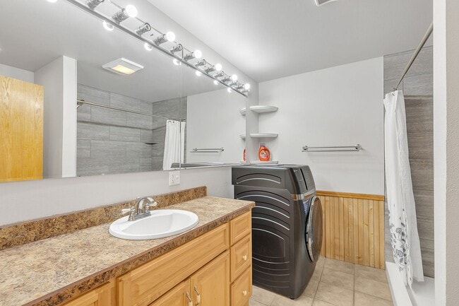 Building Photo - $1,150/month |Fully Remodeled Ground Floor...