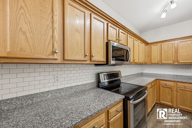 Building Photo - 3 Bedroom End Unit Townhome Near Dorchester and Ladson Road